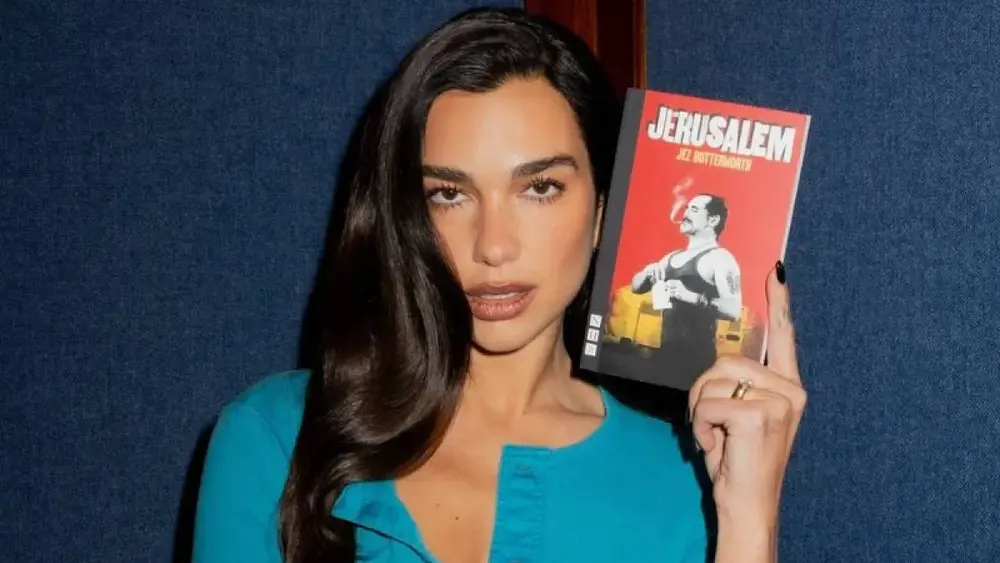Dua Lipa: Como livros inspiraram a cantora a criar uma livraria